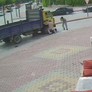 Konya'da kamyonetin altında kalan elektrikli bisiklette can pazarı yaşandı