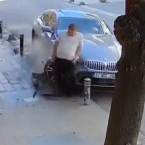 K&uuml;&ccedil;&uuml;k&ccedil;ekmece'de &ccedil;arptığı yaya 2 metre havaya u&ccedil;tu; yaralıya değil, hasara baktı