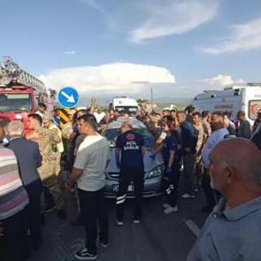Muradiye'de otomobil ile minib&uuml;s &ccedil;arpıştı: 5 yaralı