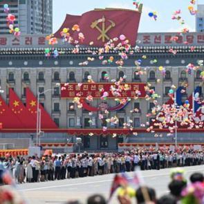Pyongyang'da tarihi buluşma: Kim, Şi Cinping'i t&ouml;renle karşıladı 