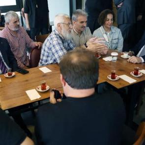 Renkli anlar: Cumhurbaşkanı Erdoğan vatandaşlarla sohbet edip, &ccedil;ay i&ccedil;ti!