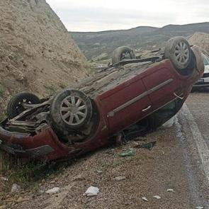 Sivas&rsquo;ta otomobil takla attı: 2&rsquo;si ağır 3 kişi yaralandı