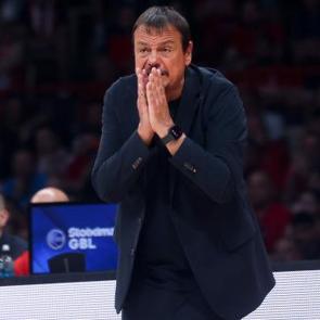 Son ma&ccedil;ta yıkıldılar! Ergin Ataman şampiyonluğu ezeli rakibe kaptırdı