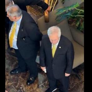 Tesad&uuml;f m&uuml; işaret mi? Se&ccedil;im sonrası dikkat &ccedil;eken detay: Aziz Yıldırım'ın sarılı parmağı