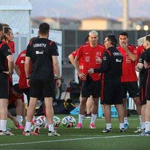 TFF a&ccedil;ıkladı! 2 futbolcu milli takım kampından ayrılıyor