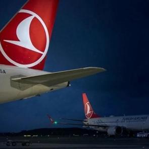 THY u&ccedil;ağı Antalya Havalimanı'nda direğe &ccedil;arptı: Yolcular tahliye edildi!