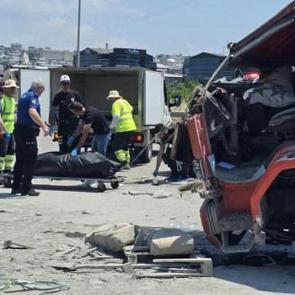 TIR, emniyet şeridinde park halindeki ara&ccedil;lara &ccedil;arptı: 1 &ouml;l&uuml;, 1 yaralı