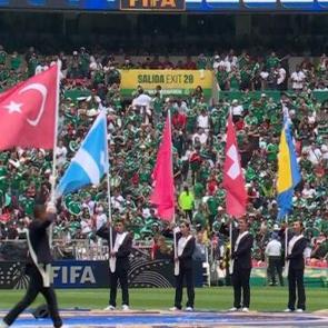 T&uuml;m d&uuml;nya bu anı izledi! Ay yıldızlı bayrağımız Azteca Stadyumu'nda.