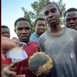 T&uuml;rk ziyaret&ccedil;iden Afrika&rsquo;da anlamlı hareket: &Ccedil;ocuklara top almaları i&ccedil;in har&ccedil;lık verdi