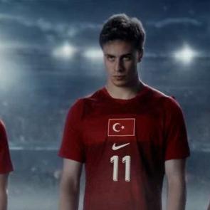 T&uuml;yleri diken diken eden reklam: Futbolun ge&ccedil;mişi ve geleceği "Aynı R&uuml;ya"da