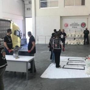 Uyuşturucu tacirlerine darbe: Sınır kapısında 1,5 ton uyuşturucu ele ge&ccedil;irildi