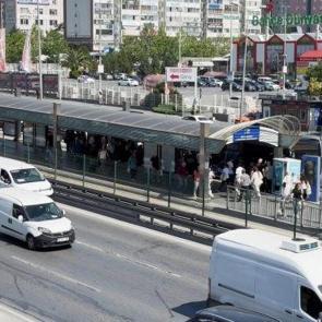 Beylikd&uuml;z&uuml;'de metrob&uuml;ste 'yan bakma' kavgası: 1 &ouml;l&uuml;