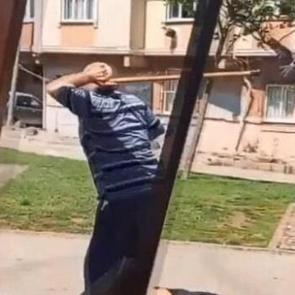 Yardım etmek istedi saldırıya uğradı! "Besle kargayı oysun g&ouml;z&uuml;n&uuml;" s&ouml;z&uuml; ger&ccedil;ek oldu