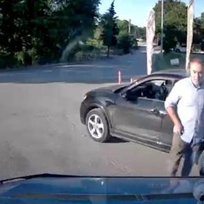 Savcı ile minib&uuml;s şof&ouml;r&uuml;n&uuml;n trafikteki tartışması kamerada