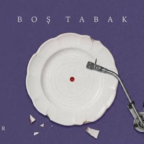 Tuğ&ccedil;e &Ccedil;akır'ın "Boş Tabak" romanı Timaş'tan &ccedil;ıktı!
