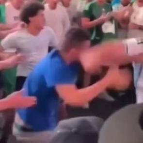ABD'nin en &uuml;nl&uuml; meydanı savaş alanına d&ouml;nd&uuml;! 2 &uuml;lke taraftarları birbirine girdi