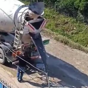 Adana'da mahalleli isyan bayrağını &ccedil;ekti, beton mikser kiralayıp yolu d&uuml;zelttiler!