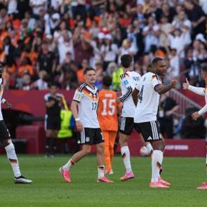 Almanya son 32'yi 90+4'te kurtardı