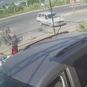 Antalya'da otomobille &ccedil;arpışan motosikletli metrelerce savruldu