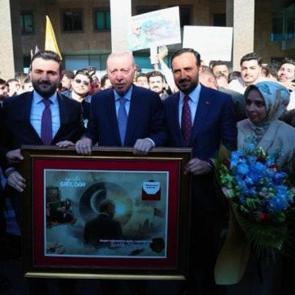 Başkan Erdoğan'a anlamlı s&uuml;rpriz! Tablodaki not duygulandırdı