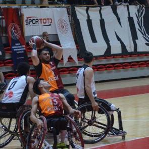 Beşiktaş Galatasaray'ı s&uuml;p&uuml;rd&uuml;!