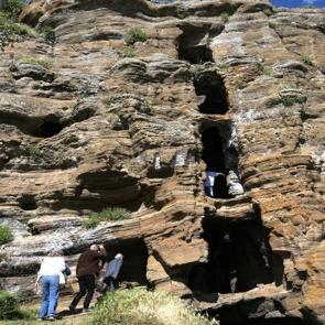 Bitlis&rsquo;te kayaların i&ccedil;ine oyulmuş bir inan&ccedil; merkezi: Bapir-i Kal yoğun ilgi g&ouml;r&uuml;yor