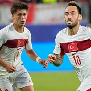 Bu ne tutarsızlık: Arda G&uuml;ler utanıyor! Hakan &Ccedil;alhanoğlu gurur duyuyor