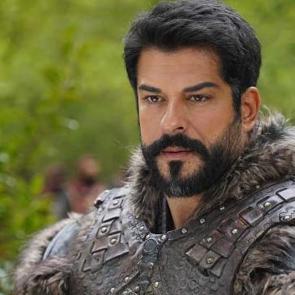 Burak &Ouml;z&ccedil;ivit, ezber bozacak diziyle d&ouml;n&uuml;yor! Ters k&ouml;şe yaptı