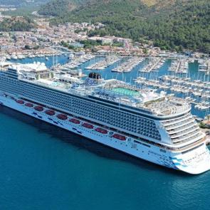 Dev kruvaziyer ile gelen 2 bine yakın turist Marmaris&rsquo;e ayak bastı