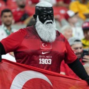 Tarzıyla d&uuml;nyada viral olan T&uuml;rk taraftarın Beşiktaşlı olduğu ortaya &ccedil;ıktı