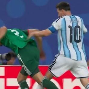 Hakemler '&Uuml;&ccedil; Maymunu' oynadı! Messi'yi atmaya y&uuml;rekleri yetmedi