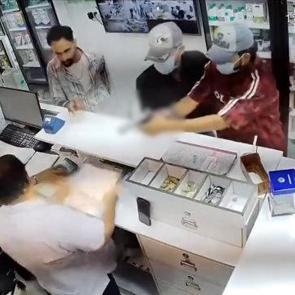 Hindistan'da g&uuml;peg&uuml;nd&uuml;z kanlı pusu: Eczacıyı vurdular