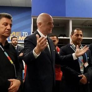 İran-Yeni Zelanda ma&ccedil;ının ardından FIFA Başkanı Infantino, İran soyunma odasına indi!