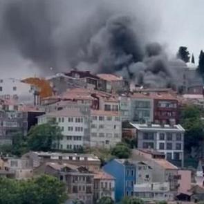 İstanbul'un bir&ccedil;ok noktasından g&ouml;r&uuml;len yangın! Ara&ccedil;lara sı&ccedil;radı
