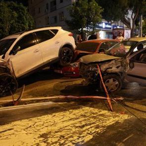 İzmir'de park halindeki ara&ccedil;lara &ccedil;arptı! Acı ger&ccedil;ek ortaya &ccedil;ıktı 
