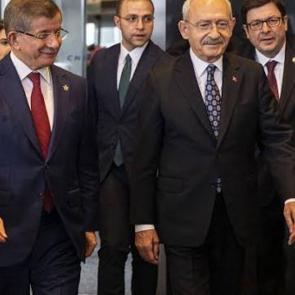 Kılı&ccedil;daroğlu &uuml;st&uuml;n&uuml; &ccedil;izmişti! Davutoğlu'ndan &ccedil;ok konuşulacak CHP yorumu! Safını belli etti