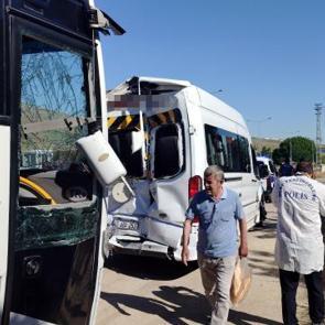 Kırşehir'de iş&ccedil;i servisleri &ccedil;arpıştı: 1'i ağır 17 yaralı