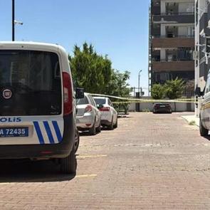 Kucağında &ccedil;ocuğuyla sekizinci kattan atladı