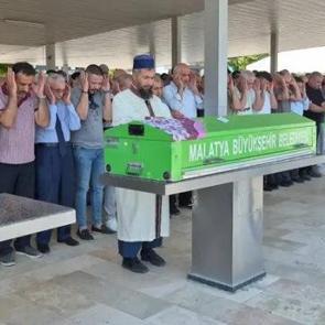 Malatya'da &ouml;ld&uuml;r&uuml;len anne-kız toprağa verildi