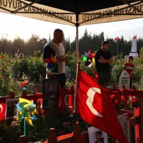 Okul saldırısında vefat etmişlerdi! Babalar G&uuml;n&uuml;'nde evlatlarının kabrinde dua ettiler 