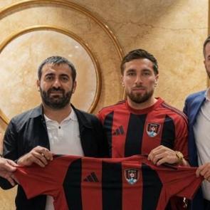Orkun K&ouml;k&ccedil;&uuml;'n&uuml;n abisi 1. Lig ekibine imza attı