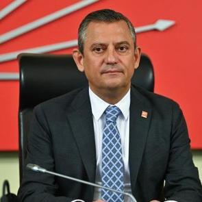 &Ouml;zg&uuml;r &Ouml;zel durmuyor: Partililere ayaklanma &ccedil;ağrısı
