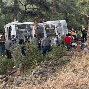 Servis minib&uuml;s&uuml; şarampole devrildi: 22 yaralı