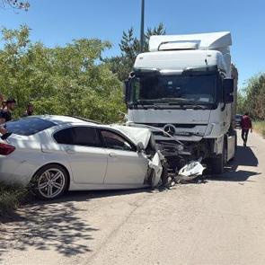 TIR ile &ccedil;arpışan otomobilin s&uuml;r&uuml;c&uuml;s&uuml; &ouml;ld&uuml;