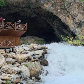 Van&rsquo;ın Karadeniz&rsquo;inde mağaradan fışkıran sulara ilgi yoğun