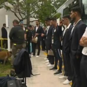 Yıldız futbolcular otob&uuml;sten indirildi! ABD'ye gelen milli takıma k&ouml;pekle arama