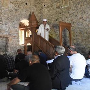 112 yıldır namaz kılınmıyordu: Bin yıllık cami cuma namazıyla ibadete a&ccedil;ıldı