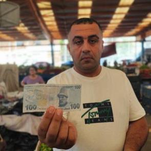 Adana'da bir garip olay! T&uuml;m pazar esnafına bu paraları dağıttı