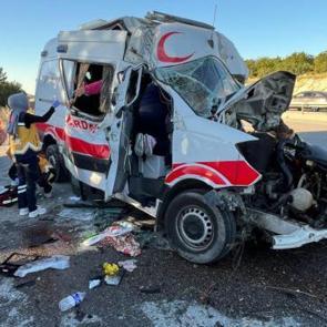 Ambulans, TIR'a &ccedil;arptı; hasta &ouml;ld&uuml;, 3 personel yaralı
