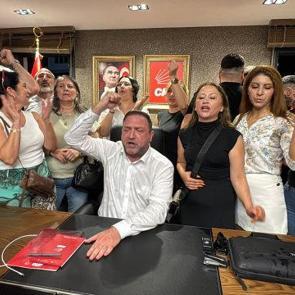 CHP İzmir İl Başkanlığı'na atanan Utku G&uuml;mr&uuml;k&ccedil;&uuml;, g&ouml;revine başladı